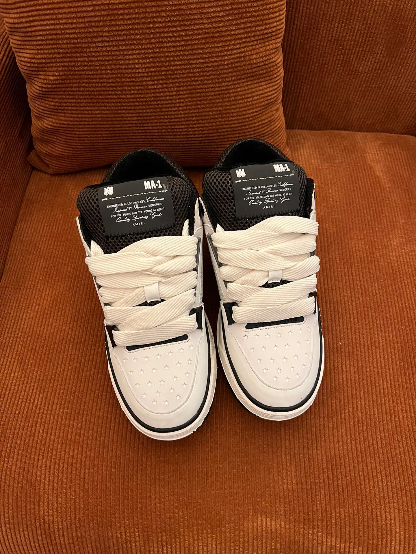 p620💰Men's shoes Amiri Emile's 2023 spring and summer new MA-1 bread shoes, couple models, casual sports shoes, sneakers Amiri gave up the rock punk style in the new season and used a large number of unsaturated colors, Morandi tones, whether you see or wear them, it will make people very happy. The large tongue of the bread shoes continues, shortens the length of the shoe body, thickens the midsole, and the toe part is more rounded. Amiri's brand letters and MA logo appear on the side of the shoe. Fabric: Original customized imported first-layer cowhide + mesh. Lining: Original customized breathable towel lining. Outsole. Foam combination material. Bottom thickness: 4CM. Size: Men's 39-45
